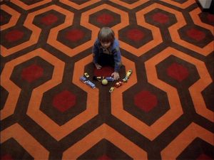 Danny jugando en la moqueta del Hotel de El Resplandor Diseño Moqueta del hotel de El Resplandor